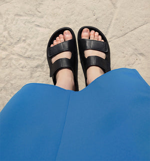 Sandal Etna från VEJA. Etna är VEJAs första sandal. Denna nya modell hyllar märkets brasilianska rötter. Mellan stad, natur och äventyr bjuder Etna in oss att utforska och resa.
Färg: Svart
Material: 
Övre: Organiskt spårat läder (O.T.)
Foder: Läder
Innersula: Biobaserad E.V.A. (57 %, varav 41 % sockerrör), återvunnen E.V.A. (11 %) och övrigt (32 %)
Yttersula: Gummi från Amazonas (40%), mineralkiseldioxid (23%), återvunnet gummi (10%) och syntetiskt gummi (11%)
Tillverkad i Brasilien