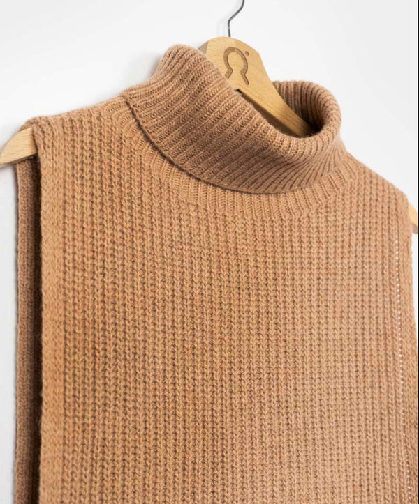 Fuskpolo Gastone från Rifò i återvunnen mjuk kashmir. Stickad med tretrådigt kashmirgarn vilket gör den extra varm och skön! Mått: 40 cm x 35 cm.
Färg: Beige Sughero / korkbeige
Material: 95% återvunnen kashmir, 5% återvunnen ull.
