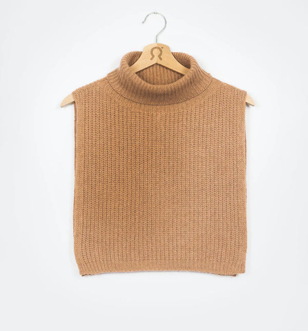 Fuskpolo Gastone från Rifò i återvunnen mjuk kashmir. Stickad med tretrådigt kashmirgarn vilket gör den extra varm och skön! Mått: 40 cm x 35 cm.
Färg: Beige Sughero / korkbeige
Material: 95% återvunnen kashmir, 5% återvunnen ull.