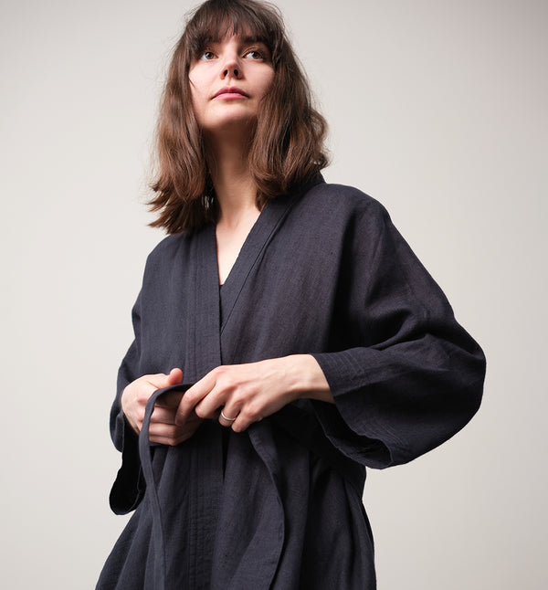 Lieblings kimono Gro i linne. En lång lyxig kimono med fina kragdetaljer. Band att knyta i midjan. I kollektion Ridå har vi gjort Gro lite kortare än tidigare och i två storlekar. Tidigare onesize är nu S/M. Kimonon är förtvättad.
Färg: Kolgrå
Material: 100% lin, förtvättat.