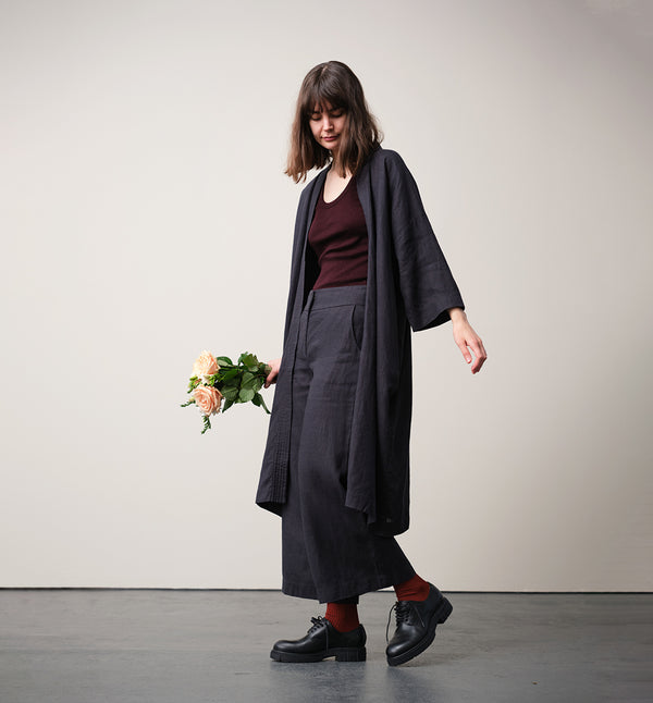 Lieblings kimono Gro i linne. En lång lyxig kimono med fina kragdetaljer. Band att knyta i midjan. I kollektion Ridå har vi gjort Gro lite kortare än tidigare och i två storlekar. Tidigare onesize är nu S/M. Kimonon är förtvättad.
Färg: Kolgrå
Material: 100% lin, förtvättat.