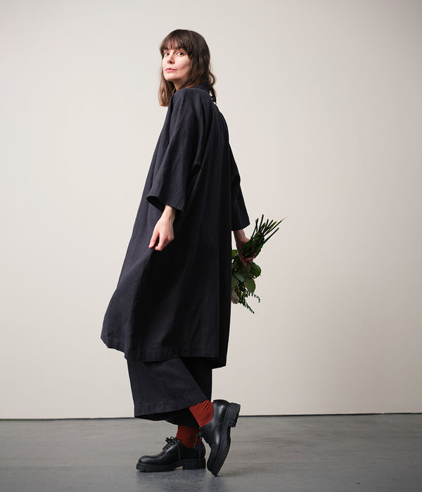 Lieblings kimono Gro i linne. En lång lyxig kimono med fina kragdetaljer. Band att knyta i midjan. I kollektion Ridå har vi gjort Gro lite kortare än tidigare och i två storlekar. Tidigare onesize är nu S/M. Kimonon är förtvättad.
Färg: Kolgrå
Material: 100% lin, förtvättat.