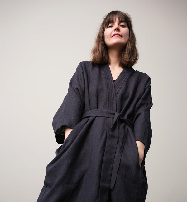 Lieblings kimono Gro i linne. En lång lyxig kimono med fina kragdetaljer. Band att knyta i midjan. I kollektion Ridå har vi gjort Gro lite kortare än tidigare och i två storlekar. Tidigare onesize är nu S/M. Kimonon är förtvättad.
Färg: Kolgrå
Material: 100% lin, förtvättat.