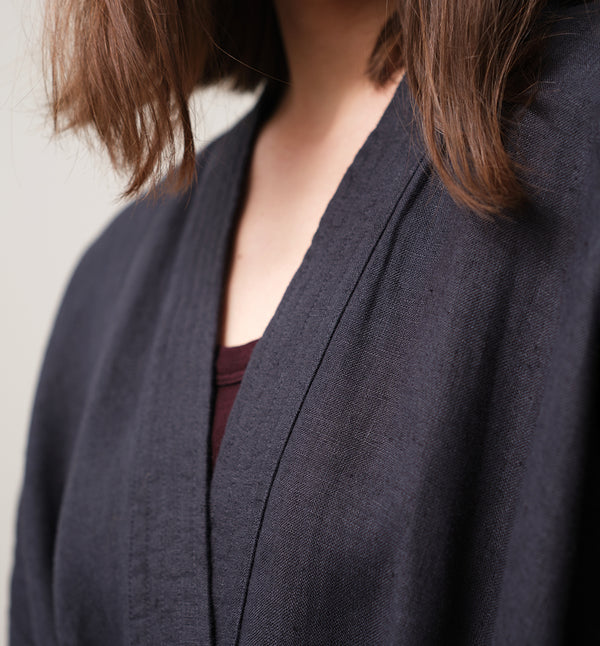 Lieblings kimono Gro i linne. En lång lyxig kimono med fina kragdetaljer. Band att knyta i midjan. I kollektion Ridå har vi gjort Gro lite kortare än tidigare och i två storlekar. Tidigare onesize är nu S/M. Kimonon är förtvättad.
Färg: Kolgrå
Material: 100% lin, förtvättat.