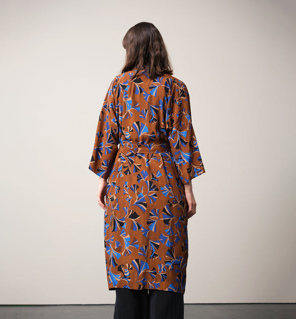 Lieblings kimono Gro i tyget Tosca. En lång lyxig kimono med fina kragdetaljer. Band att knyta i midjan. I kollektion Ridå har vi gjort Gro lite kortare än tidigare och i två storlekar. Tidigare onesize är nu S/M. 
Färg: Mönster i kornblått, svart och beige på nougatbrun botten.
Material: 51% EcoVero, 49% viskos från Frankrike.