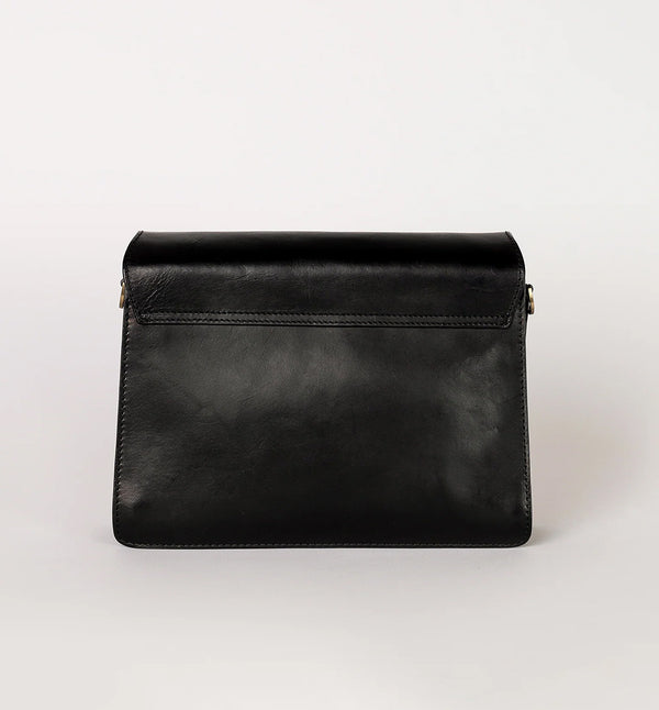 Handväska Harper från O My Bag. Naturgarvat läder. Färg: Svart. Två axelband ingår.
