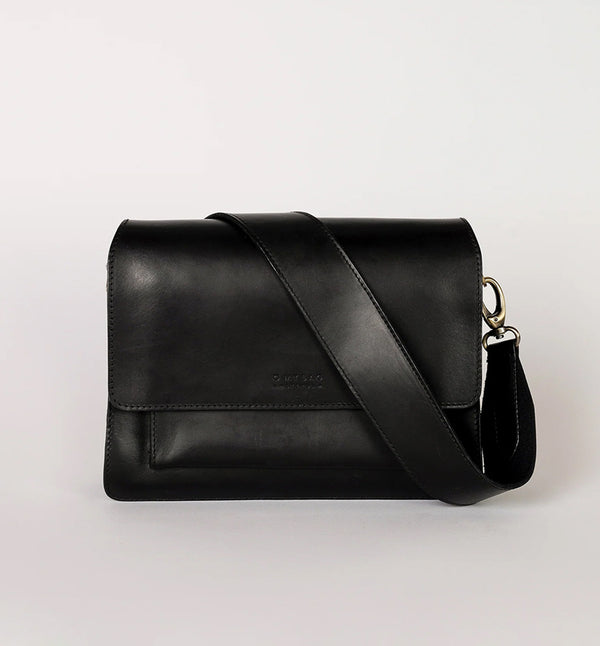 Handväska Harper från O My Bag. Naturgarvat läder. Färg: Svart. Två axelband ingår.