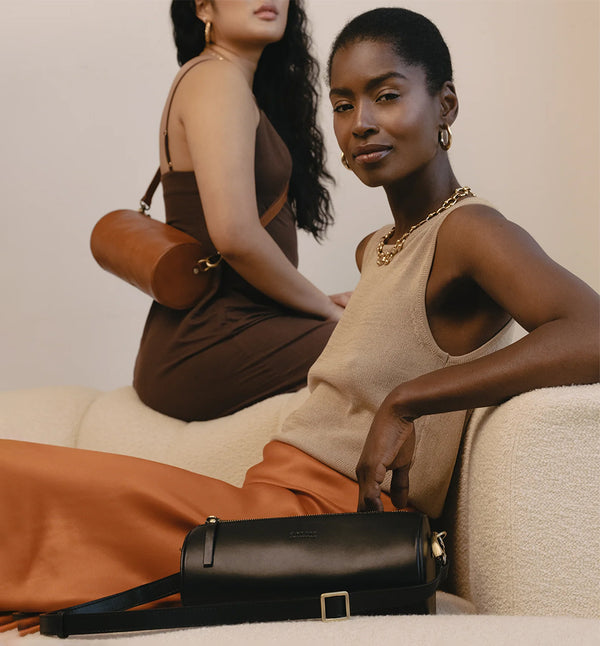 Handväska Izzy är O My Bag:s unika cylinderformade handväska som förkroppsligar den där edgy och retro, men ändå minimalistiska stilen. Denna cross-body-väska är tillverkad av hållbart ekologiskt läder. Izzys eleganta och moderna design gör att den passar lika bra till vardag som till fest. Den justerbara remmen gör att den kan bäras på olika sätt, som en cross-body-väska eller kortare för ett elegant axelalternativ. Svart läder.