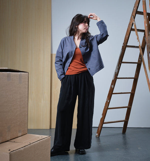 Jackie kimonojacka är lite boxig i modellen, v-ringad, två stora fickor fram, ok i ryggen och fyra knappar fram.  
Färg: Mörkblå med smala vita ränder. Mörkblå knappar.
Material: 99% bomull, 1% lin.