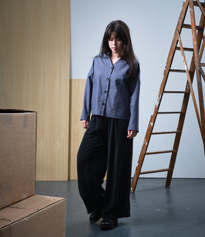 Jackie kimonojacka är lite boxig i modellen, v-ringad, två stora fickor fram, ok i ryggen och fyra knappar fram.  