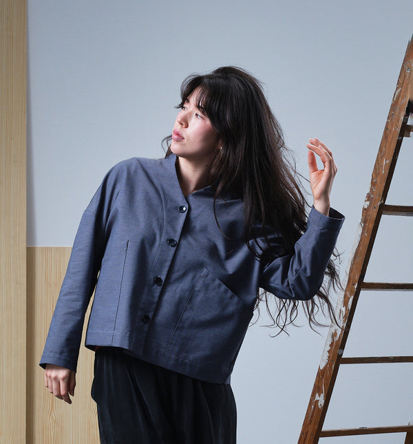 Jackie kimonojacka är lite boxig i modellen, v-ringad, två stora fickor fram, ok i ryggen och fyra knappar fram.  
Färg: Mörkblå med smala vita ränder. Mörkblå knappar.
Material: 99% bomull, 1% lin.