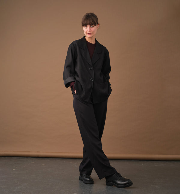 Lieblings byxor Jill. Två snedställda fickor, dubbla bälteshällor, bakficksdetalj. Gylf med hyska och hake. 
Färg: Svart
Material: 100% Tencel från Portugal.