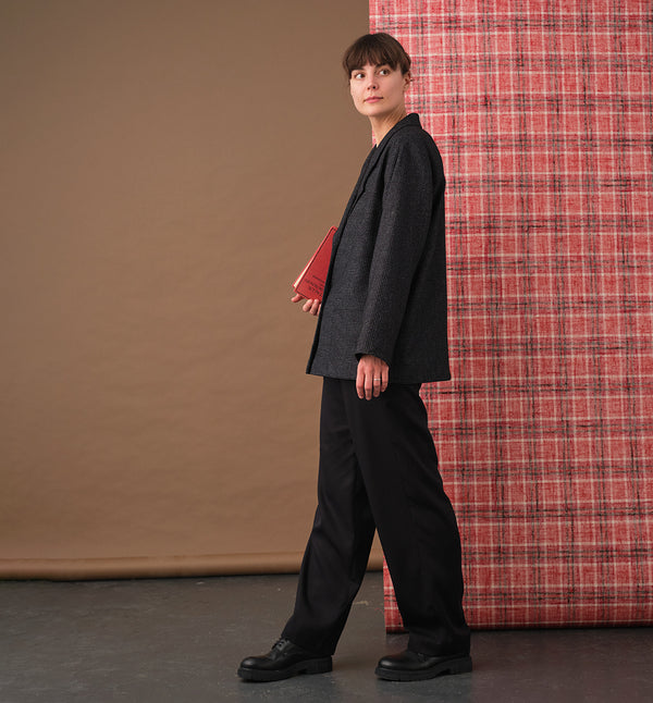 Våra byxor Jill. Två snedställda fickor, dubbla bälteshällor, bakficksdetalj. Gylf med hyska och hake. 
Färg: Svart
Material: 100% Tencel från Portugal.