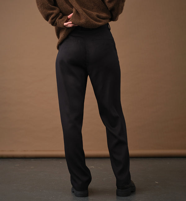 Våra byxor Jill. Två snedställda fickor, dubbla bälteshällor, bakficksdetalj. Gylf med hyska och hake. 
Färg: Svart
Material: 100% Tencel från Portugal.