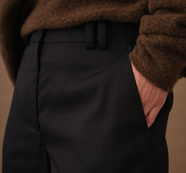 Våra byxor Jill. Två snedställda fickor, dubbla bälteshällor, bakficksdetalj. Gylf med hyska och hake. 
Färg: Svart
Material: 100% Tencel från Portugal.
