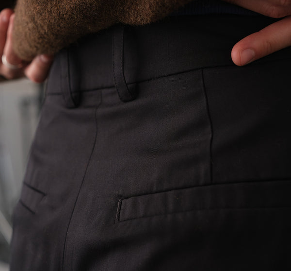 Våra byxor Jill. Två snedställda fickor, dubbla bälteshällor, bakficksdetalj. Gylf med hyska och hake. 
Färg: Svart
Material: 100% Tencel från Portugal.