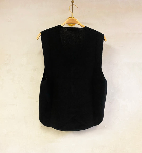Väst Khloe från Sibin Linnebjerg. V-ringad väst med knappar fram. Styla den med en skjorta, långärmad eller bara bara armar.
Färg: Svart
Material: 50% merinoull, 50% akryl. Garnet kommer från Italien.