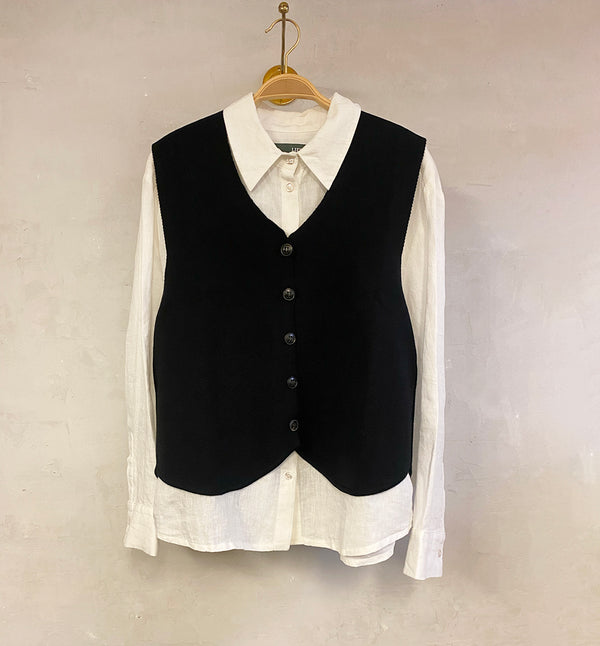 Väst Khloe från Sibin Linnebjerg. V-ringad väst med knappar fram. Styla den med en skjorta, långärmad eller bara bara armar.
Färg: Svart
Material: 50% merinoull, 50% akryl. Garnet kommer från Italien.