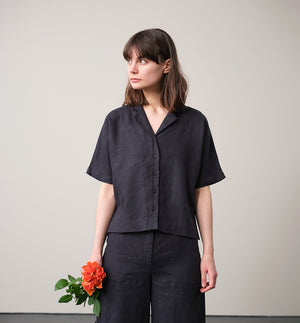 kortärmade skjorta Kino. Krage med slag, knappar fram, två små veck bak i ryggen och liten slits i sidorna. Sydd i ett stadigt linnetyg. Skjortan är förtvättad.
Färg: Kolgrå. Svarta knappar.
Material: 100% lin, förtvättat.