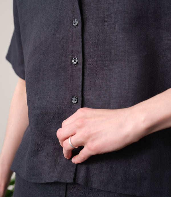 kortärmade skjorta Kino. Krage med slag, knappar fram, två små veck bak i ryggen och liten slits i sidorna. Sydd i ett stadigt linnetyg. Skjortan är förtvättad.
Färg: Kolgrå. Svarta knappar.
Material: 100% lin, förtvättat.