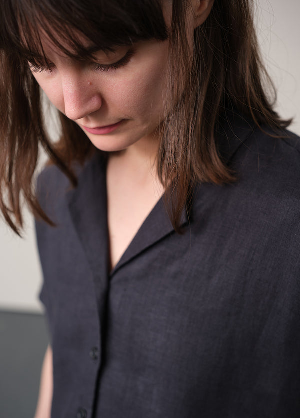 kortärmade skjorta Kino. Krage med slag, knappar fram, två små veck bak i ryggen och liten slits i sidorna. Sydd i ett stadigt linnetyg. Skjortan är förtvättad.
Färg: Kolgrå. Svarta knappar.
Material: 100% lin, förtvättat.