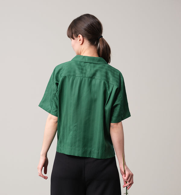 Lieblings kortärmade skjorta Kino. Krage med slag, knappar fram, två små veck bak i ryggen och liten slits i sidorna. Sydd i lyxig Tencel. 
Färg: Grön med ränder
Material: 100% Tencel