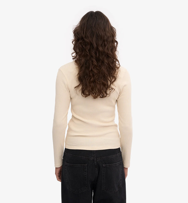 Ribbstickad långärmad t-shirt från Colorful standard i ekologisk bomull. Figurnära, lite tight modell. Förtvättad.
Färg: Ivory
Material: 95 % ekologisk bomull, 5 % elastan