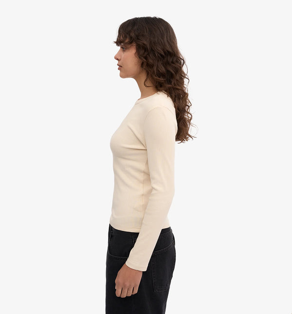 Ribbstickad långärmad t-shirt från Colorful standard i ekologisk bomull. Figurnära, lite tight modell. Förtvättad.
Färg: Ivory
Material: 95 % ekologisk bomull, 5 % elastan
