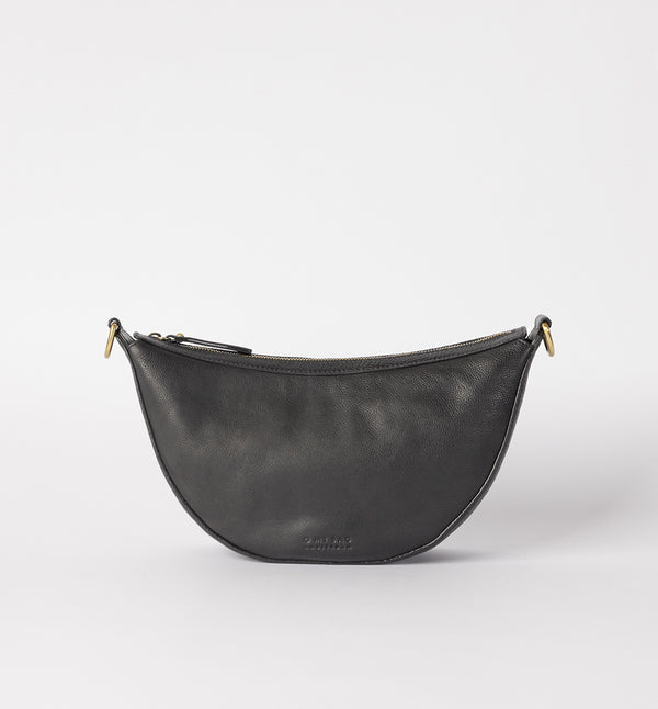 Väskan Leo från O My Bag kan bäras över kroppen som en ryggväska, eller på axeln. Leo är unisex och vänder sig till alla som gillar den där bumbag-stilen. Leo kommer i O My Bags mjuka läder, det tidlösa tillskottet till vilken outfit som helst. Svart mjukt läder.