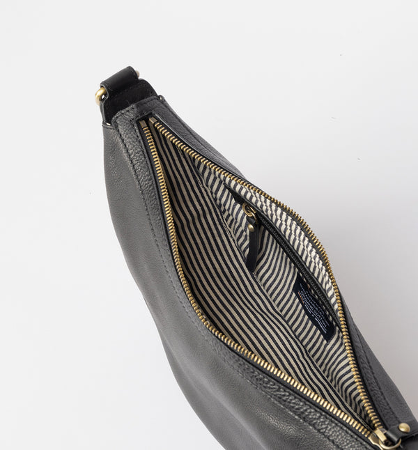 Väskan Leo från O My Bag kan bäras över kroppen som en ryggväska, eller på axeln. Leo är unisex och vänder sig till alla som gillar den där bumbag-stilen. Leo kommer i O My Bags mjuka läder, det tidlösa tillskottet till vilken outfit som helst. Svart mjukt läder.