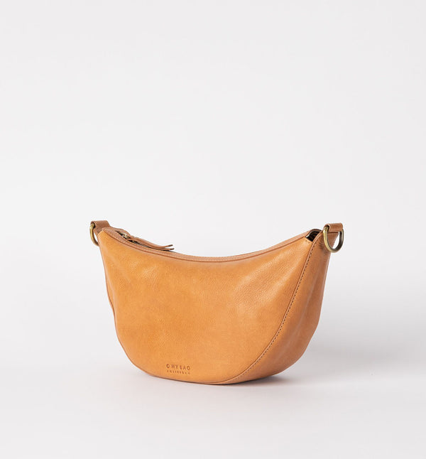 Väskan Leo från O My Bag kan bäras över kroppen som en ryggväska, eller på axeln. Leo är unisex och vänder sig till alla som gillar den där bumbag-stilen. Leo kommer i O My Bags mjuka läder, det tidlösa tillskottet till vilken outfit som helst. Mjukt brunt läder.