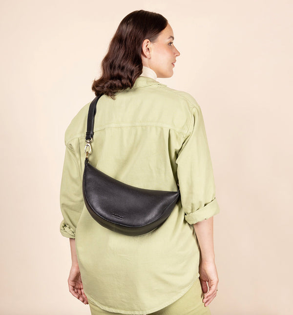 Väskan Leo från O My Bag kan bäras över kroppen som en ryggväska, eller på axeln. Leo är unisex och vänder sig till alla som gillar den där bumbag-stilen. Leo kommer i O My Bags mjuka läder, det tidlösa tillskottet till vilken outfit som helst. Svart mjukt läder.