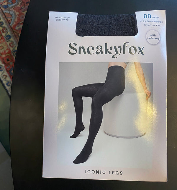Strumpbyxa 'Love You'' från Sneaky Fox är en exklusiv strumpbyxa med 80 deniers. Den mjuka kombinationen av viskos och kashmir håller dig varm och ger dig den där lyxiga känslan. En bred, mjuk resårkant i midjan ger en mycket bra passform. Bomullskilen, den fina platta sömmen och de elastiska tåsömmarna gör att tightsen känns supermjuka.
Färg: Brunmelerad 
One size, passar storlek 34-42
Material: 73% viskos 8% cashmere 16% nylon 3% elastan
80 denier