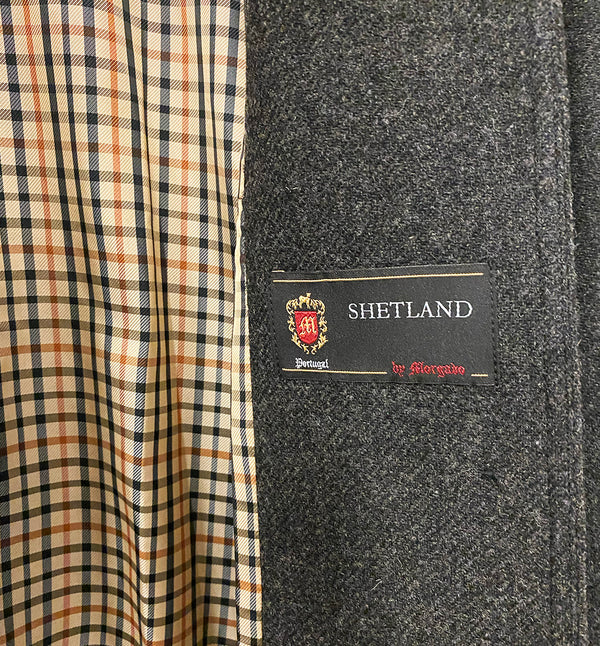 Lieblings kappa Luna! Avslappnad modell i härlig shetlandsull. Luna har raglanärm, stora fickor med lock, veck med knapp vid ärmslut, sprund bak. Mjuk och lätt! Helfodrad med rutigt foder i cupro från Italien. Svarta knappar.