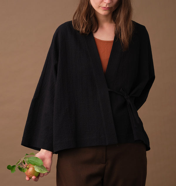 Lieblings fina kimono Margot i rak modell med omlottknyt. Lite längre bak än fram. Margot Myller är sydd i ett bomullstyg med lite struktur. 
Färg: Svart
Material: 98% bomull, 2% elastan. Tyget kommer från Portugal.
