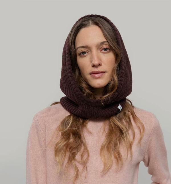 Balaclava från Rifò i återvunnen kashmir. Ribbstickad i härligt mjuk kashmir från Italien. 
Färg: Kaffebrun
Material: 95% återvunnen kashmir, 5% återvunnen ull. Kashmirgarnet återvinns av den lokala "Cenciaiolis" från Prato och det är GRS (Global Recycled Standard) certifierat.
Skötselråd: Handtvätt
Tillverkad: i Prato, Italien.
