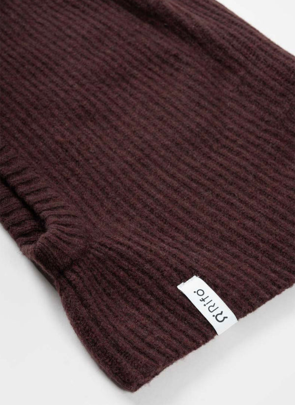 Balaclava från Rifò i återvunnen kashmir. Ribbstickad i härligt mjuk kashmir från Italien. 
Färg: Kaffebrun
Material: 95% återvunnen kashmir, 5% återvunnen ull. Kashmirgarnet återvinns av den lokala "Cenciaiolis" från Prato och det är GRS (Global Recycled Standard) certifierat.
Skötselråd: Handtvätt
Tillverkad: i Prato, Italien.