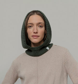 Balaclava från Rifò i återvunnen kashmir. Ribbstickad i härligt mjuk kashmir från Italien. 
Färg: Skogsgrön
Material: 95% återvunnen kashmir, 5% återvunnen ull. Kashmirgarnet återvinns av den lokala "Cenciaiolis" från Prato och det är GRS (Global Recycled Standard) certifierat.
Skötselråd: Handtvätt
Tillverkad: i Prato, Italien.