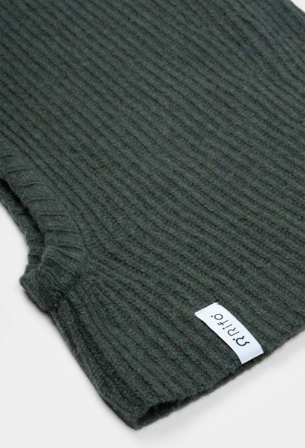 Balaclava från Rifò i återvunnen kashmir. Ribbstickad i härligt mjuk kashmir från Italien. 
Färg: Skogsgrön
Material: 95% återvunnen kashmir, 5% återvunnen ull. Kashmirgarnet återvinns av den lokala "Cenciaiolis" från Prato och det är GRS (Global Recycled Standard) certifierat.
Skötselråd: Handtvätt
Tillverkad: i Prato, Italien.