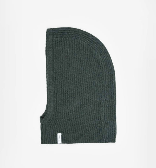 Balaclava från Rifò i återvunnen kashmir. Ribbstickad i härligt mjuk kashmir från Italien. 
Färg: Skogsgrön
Material: 95% återvunnen kashmir, 5% återvunnen ull. Kashmirgarnet återvinns av den lokala "Cenciaiolis" från Prato och det är GRS (Global Recycled Standard) certifierat.
Skötselråd: Handtvätt
Tillverkad: i Prato, Italien.