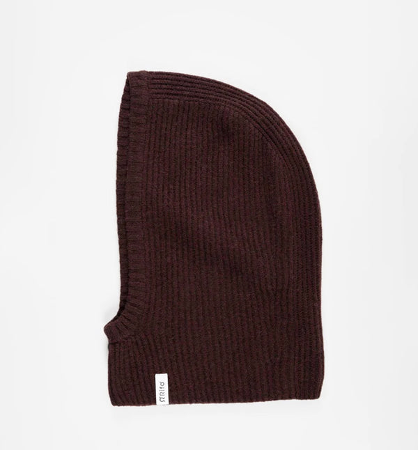 Balaclava från Rifò i återvunnen kashmir. Ribbstickad i härligt mjuk kashmir från Italien. 
Färg: Kaffebrun
Material: 95% återvunnen kashmir, 5% återvunnen ull. Kashmirgarnet återvinns av den lokala "Cenciaiolis" från Prato och det är GRS (Global Recycled Standard) certifierat.
Skötselråd: Handtvätt
Tillverkad: i Prato, Italien.