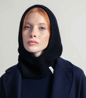 Balaclava från Rifò i återvunnen kashmir. Ribbstickad i härligt mjuk kashmir från Italien. 
Färg: Skiffersvart
Material: 95% återvunnen kashmir, 5% återvunnen ull. Kashmirgarnet återvinns av den lokala "Cenciaiolis" från Prato och det är GRS (Global Recycled Standard) certifierat.
Skötselråd: Handtvätt
Tillverkad: i Prato, Italien.