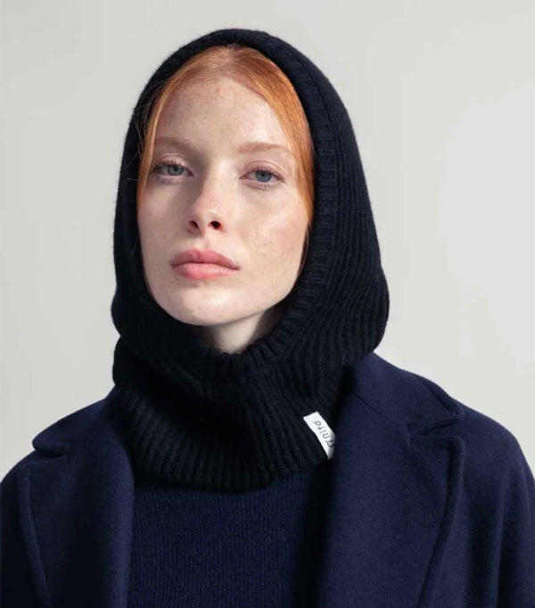 Balaclava från Rifò i återvunnen kashmir. Ribbstickad i härligt mjuk kashmir från Italien. 
Färg: Skiffersvart
Material: 95% återvunnen kashmir, 5% återvunnen ull. Kashmirgarnet återvinns av den lokala "Cenciaiolis" från Prato och det är GRS (Global Recycled Standard) certifierat.
Skötselråd: Handtvätt
Tillverkad: i Prato, Italien.