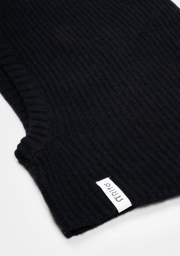 Balaclava från Rifò i återvunnen kashmir. Ribbstickad i härligt mjuk kashmir från Italien. 
Färg: Skiffersvart
Material: 95% återvunnen kashmir, 5% återvunnen ull. Kashmirgarnet återvinns av den lokala "Cenciaiolis" från Prato och det är GRS (Global Recycled Standard) certifierat.
Skötselråd: Handtvätt
Tillverkad: i Prato, Italien.