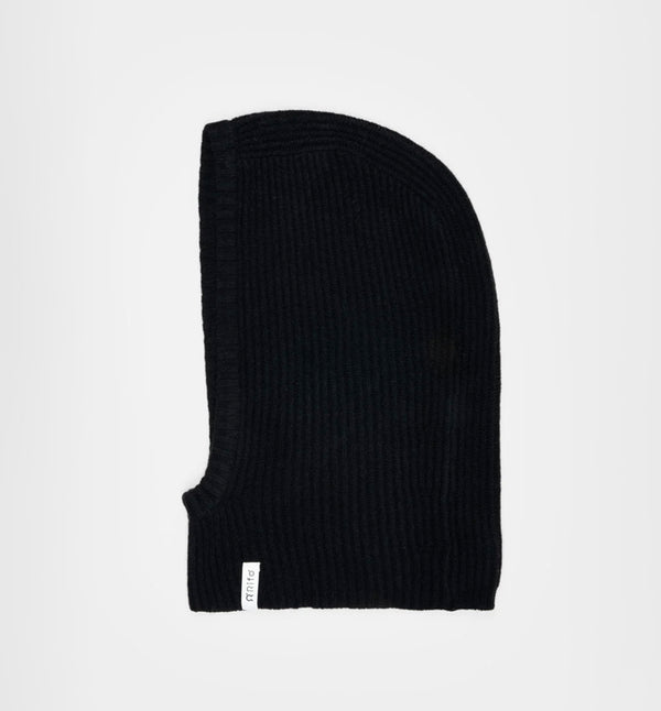 Balaclava från Rifò i återvunnen kashmir. Ribbstickad i härligt mjuk kashmir från Italien. 
Färg: Skiffersvart
Material: 95% återvunnen kashmir, 5% återvunnen ull. Kashmirgarnet återvinns av den lokala "Cenciaiolis" från Prato och det är GRS (Global Recycled Standard) certifierat.
Skötselråd: Handtvätt
Tillverkad: i Prato, Italien.