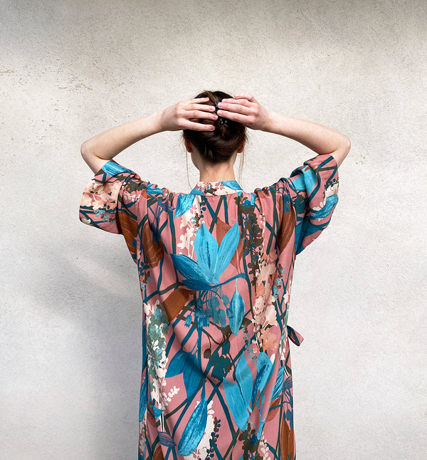 Vår kimonoklänning Mika! Mika är rak i modellen med omlottknyt och fickor i sidorna. Fin både som klänning och lång kimono. Mika Lupin är sydd i en härligt stormönstrad färgstark EcoVero-viskos.  Färg: Rosa, blå, grön, rost, creme.  Material:  100% EcoVero viskos från Frankrike