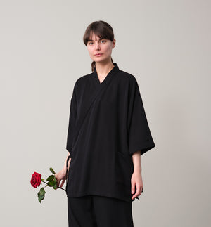 Jinbei kimono Miko! Med inspiration från japanska formspråket har vi designat en kimono som är avslappnat stylish. Knyts omlott och har en ficka fram. 
Färg: Svart
Material: 100% Lyocell. 