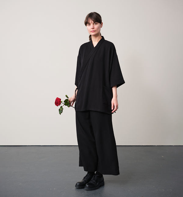 Jinbei kimono Miko! Med inspiration från japanska formspråket har vi designat en kimono som är avslappnat stylish. Knyts omlott och har en ficka fram. 
Färg: Svart
Material: 100% Lyocell. 