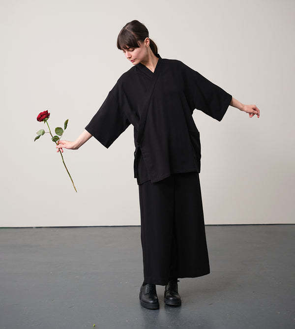 Jinbei kimono Miko! Med inspiration från japanska formspråket har vi designat en kimono som är avslappnat stylish. Knyts omlott och har en ficka fram. 
Färg: Svart
Material: 100% Lyocell. 
