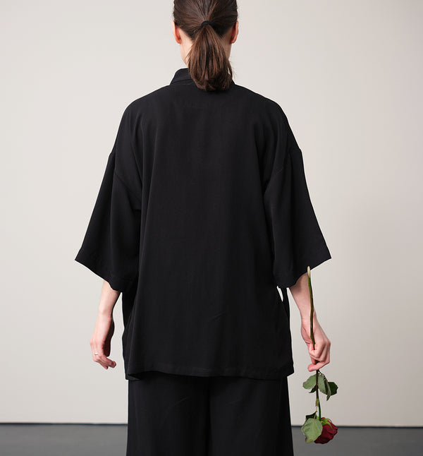 Jinbei kimono Miko! Med inspiration från japanska formspråket har vi designat en kimono som är avslappnat stylish. Knyts omlott och har en ficka fram. 
Färg: Svart
Material: 100% Lyocell. 